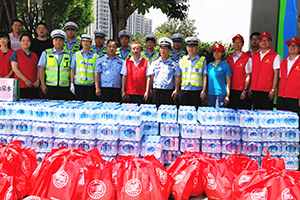 匯源集團(tuán)夏日送清涼活動慰問一線交警.jpg